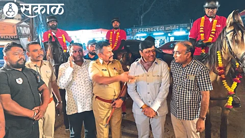Sub-Divisional Police Officer Datta Pawar, Sarpanch Prithviraj Rawal, Sanjay Chaudhary, Pranavarajsinh Rawal, etc. while welcoming the youths who entered Sarangkheda after walking 800 kilometers.