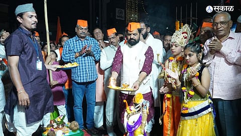 shiv sena bharatshet gogawale taking blessings from lord mahadev for minister post politics