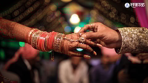 fraud of marriage fake relatives and relationships fraud in lakh crime marathi news