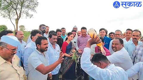 attempt to self immolate farmer in front of bharti pawar nashik news