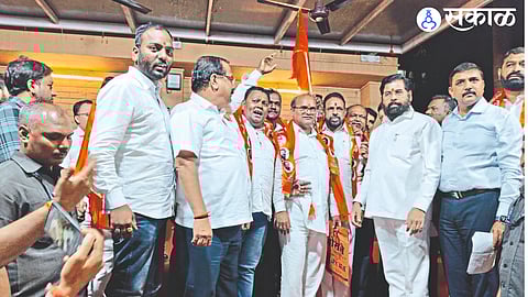 Kishore Sonawane, Amol Sonawane joining Shiv Sena in the presence of Chief Minister Eknath Shinde. Neighbors Bhausaheb Chaudhary, Sunil Patil, Pandurang Shelke etc.