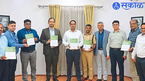 While publishing the plan of Jalgaon district proposed by NABARD, Collector Ayush Prasad, G.P. CEO Ankit, Superintendent of Police M. the prince etc.