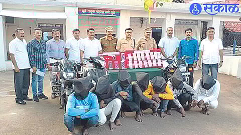 Suspects in the case of merchant robbery at Taluka Police Station, officers and teams present during the inspection of the goods in question.