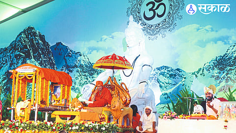 Sahadhan Maharaj Sharma narrating the musical story of Ram on the occasion of the Jai Shri Ram Nishkam Karma Yogi Dharma Sohla which started from Sunday in Tapovana here.