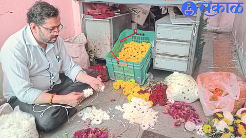 Professionals in creating flower garland