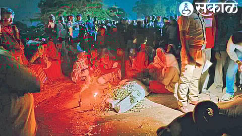 Family members and villagers of the accident victim stopped the road near the dead body till late at night, grumbling in the cold.