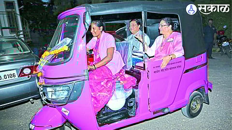 women of Nashik are likely to get chance of driving pink rickshaw first news