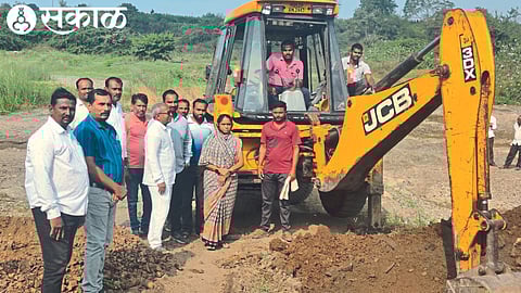 In Dapora (Jalgaon) village, villagers digging the road leading to the riverbed with the help of JCB, calling Elgar against illegal sand mining. Sarpanch Madhavrao Gavande, Talathi Mayur Mahale, Gram Sevak Dilip Pawar, Gram Panchayat members etc.