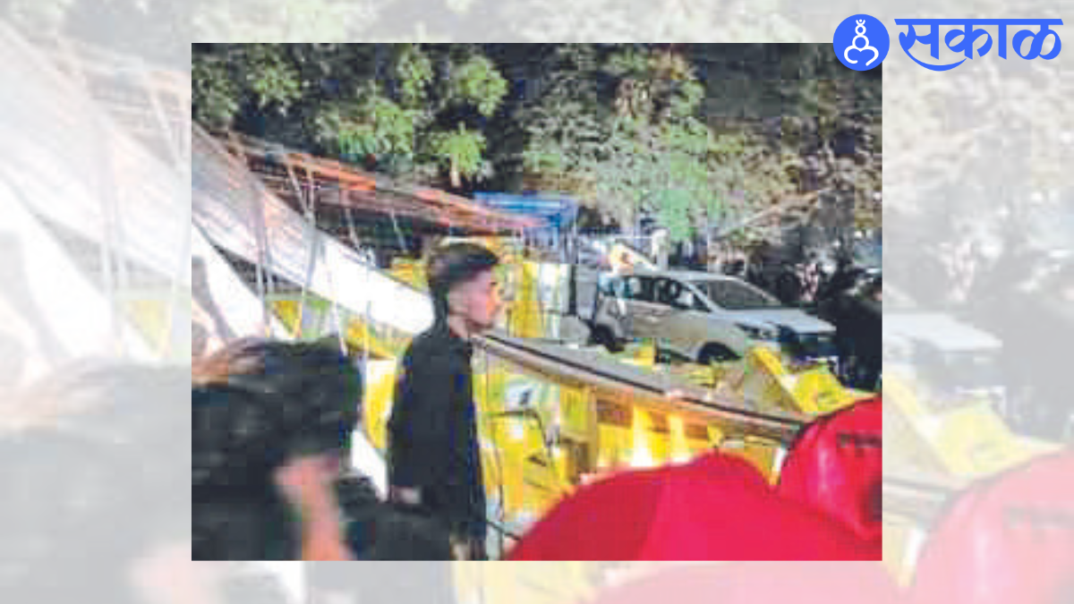 Confusion erupted after the truck overturned at Akashvani Chowk.