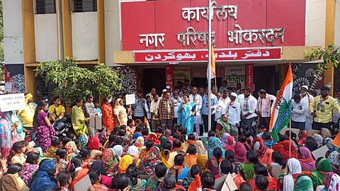 Aurangabad : पाणीटंचाई विरोधात भोकरदन नगरपालिकेवर काँग्रेसच्या वतीने महिलांचा धडक हंडा मोर्च