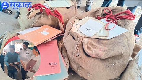 Three sacks of municipal papers found in Bunkar Bazar and Ramdas Borse, Bharat Patil, President of Public Civic Facilities Committee, while showing the files to the municipal officials