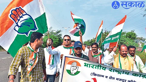 Parag Pashte, office bearers and farmers participating in the Samvad Yatra after the start of the Farmers Samvad Yatra organized by the Maharashtra Kisan and Farm Labor Congress under the Indian National Congress.