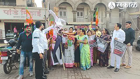 Tapovan Mandal BJP Mahila Morcha office bearers and others during Jode Maro protest at Panchvati Karanja