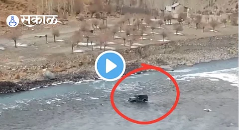 manali tourist drive mahindra thar suv in Chandra river Video goes viral in Himachal Pradesh Traffic Jam
