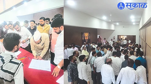 Major candidates including Gajanan Shelar withdrawing from the Merchant Bank elections. In the second picture, the dispute between the ruling group and Shelar supporters when they came to withdraw after the deadline.