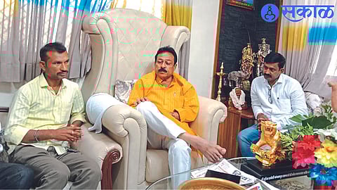 While giving information in the press conference, former Guardian Minister Dr. Satish Patil. Neighbors Taluka President Santosh Mahajan, Youth President Yogesh Rokade.