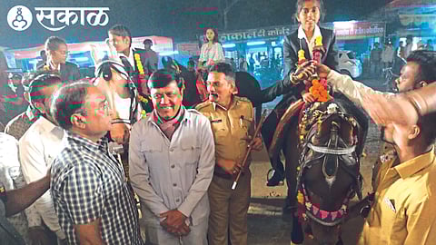 Chairman of Chetak Festival Jaipalsinh Rawal, Sub Divisional Police Officer Datta Pawar, Sarpanch Prithviraj Rawal, Secretary of Agricultural Produce Market Committee Sanjay Chaudhary, Organizer of Chetak Committee Pranavrajsinh Rawal while welcoming the warriors who came from Nashik on horseback.
