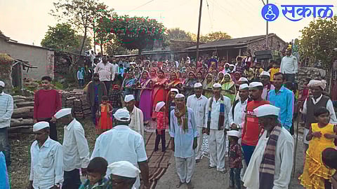 During the Dongridev Utsav, women perform aushana by throwing blankets on the maulyas who break their fast on the khali and make their way to the fort.