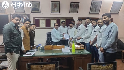 State Milk Producers, Farmers Chilling and Processing Association Regional Dairy Development Officer S. R. While giving a statement to Shirpurkar, State President Saadhan Hire, Sachin Kalamkar, Machindra Chine.