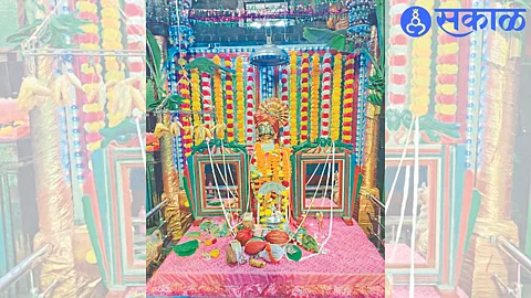 A magnificent statue of Shri Dutt Maharaj.