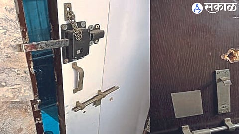 The door of Anil Ingle's shop in Sarafa Bazar was broken in this way.