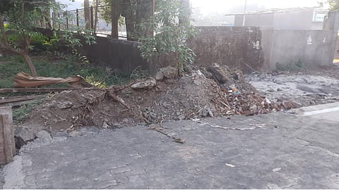 Dombivali News : रस्त्याचे सिमेंट काँक्रीटीकरण पण एमआयडीसीला भूर्दंड; रस्त्यालगतच्या गटारांमध्ये मातीचे भराव