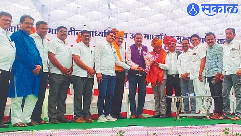 Officials of teachers unions felicitating teacher MLA Kishore Darade for pursuing implementation of pension scheme.