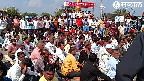 Nashik Onion Crisis Angry farmers block road in Vani due to fall in onion prices