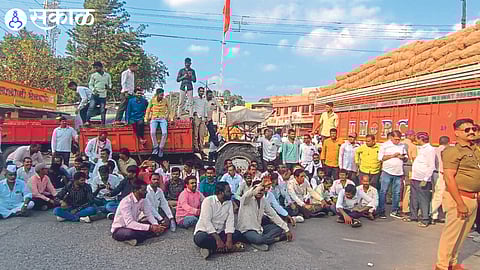 Angry farmers staged a road stop on Lasalgaon-Kotamgaon road here after Center announced ban on onion exports.