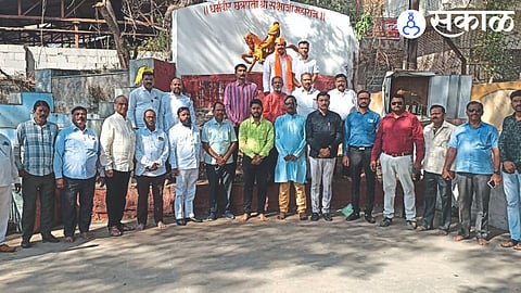 On the coronation day of Chhatrapati Sambhaji Maharaj, officials of Purnakriti Putalanirman Samiti etc. present at the salute to his statue in Sambhaji Garden.
