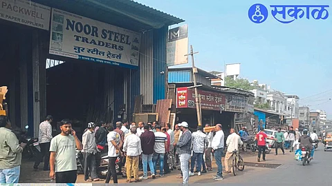 Municipal officials staff inspecting from Sarada Circle to Bhadrakali Market and talking to businessmen.