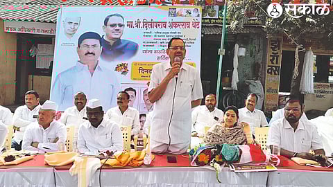 Speaking at the felicitation ceremony, Market Committee Chairman Devidas Pingle. Neighboring MLA Hiraman Khoskar, Deolali Constituency MLA Saroj Ahire along with dignitaries.