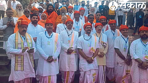 Officials of Purohit Sangha and Sadhu-Mahant of Nashik district participated in Godavari Mahapuja on Friday.