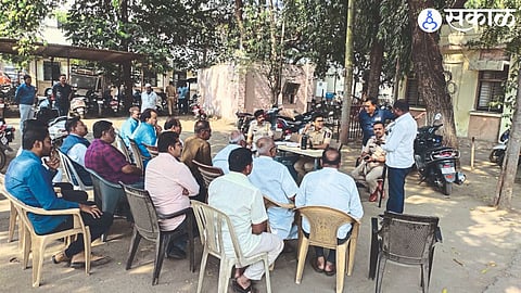 Deputy Superintendent of Police Rishikesh Reddy talking to coordinators of Sakal Maratha Samaj on the sidelines of Mumbai Padayatra.