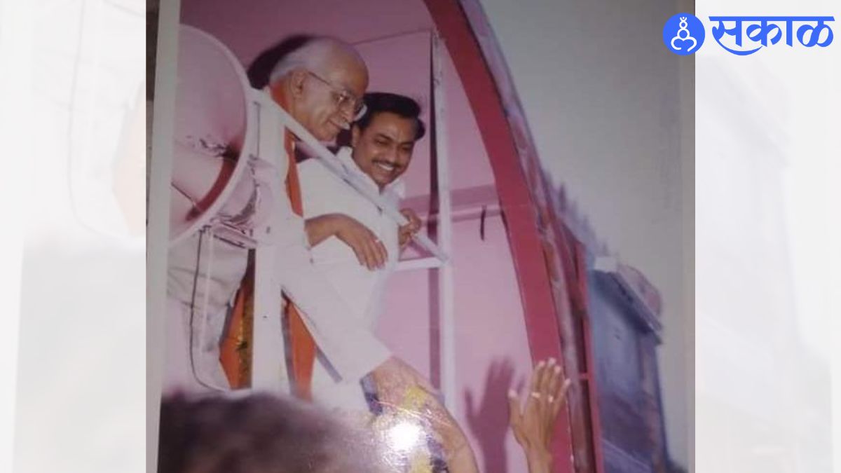 Former minister and senior leader MLA Eknath Khadse brought to light memory of Karseva held in 1990 jalgaon news