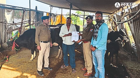 Officers and employees of Nashik Road 'RPF' while giving notices to cow owners.