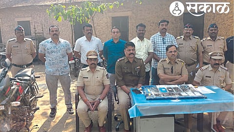 Upper Superintendent of Police Aniket Bharti, Inspector of Police Raghunath Shegar along with a team of Cantonment Police who busted a mobile phone stealing gang in the city, seized mobiles.