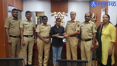 Senior Police Inspector Suresh Awhad and police while handing back the stolen mobile phone to the student in a private class.