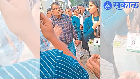 Students of the Maharashtra team surrounded the officials and questioned them.