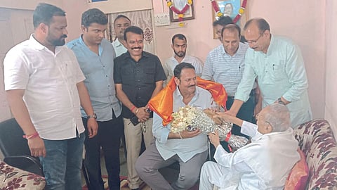 MP Udayanraje Bhosale met Congress senior leader Prataprao Bhosale in Bhuinj