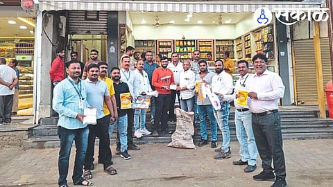 A municipal team collecting fines from bakery shopkeepers on Sakri Road along with confiscation of plastic bags