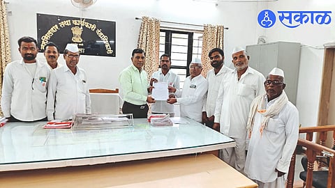 Officials of Swabhimani Farmers Association giving a statement of demand for crop insurance benefits to Tehsildar Aba Mahajan.