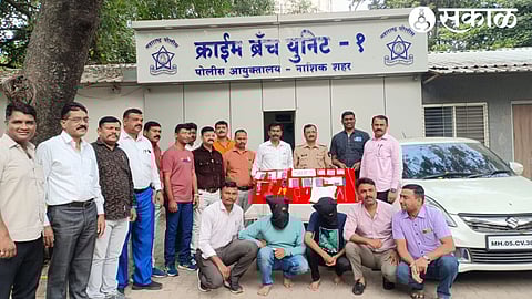 Two innkeepers who burglarize closed bungalows. Dr. Assistant Commissioner of Crime Branch along with the seized materials and issues. Sitaram Kolhe, Unit One Police Inspector Vijay Dhamal and the investigation team