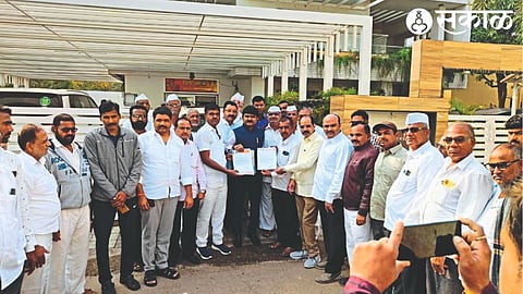 Former corporator Pandit Aware giving a statement to MP Hemant Godse.