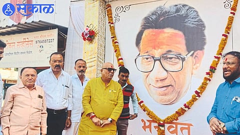 Guardian Minister Gulabrao Patil worshiping the statue of Shiv Sena chief Balasaheb Thackeray