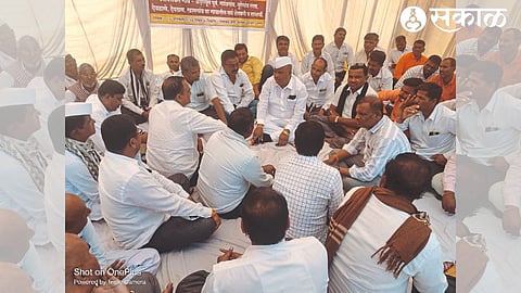 Sambhaji Pawar and office bearers discussing with the farmers who are on hunger strike in front of the Irrigation Office.