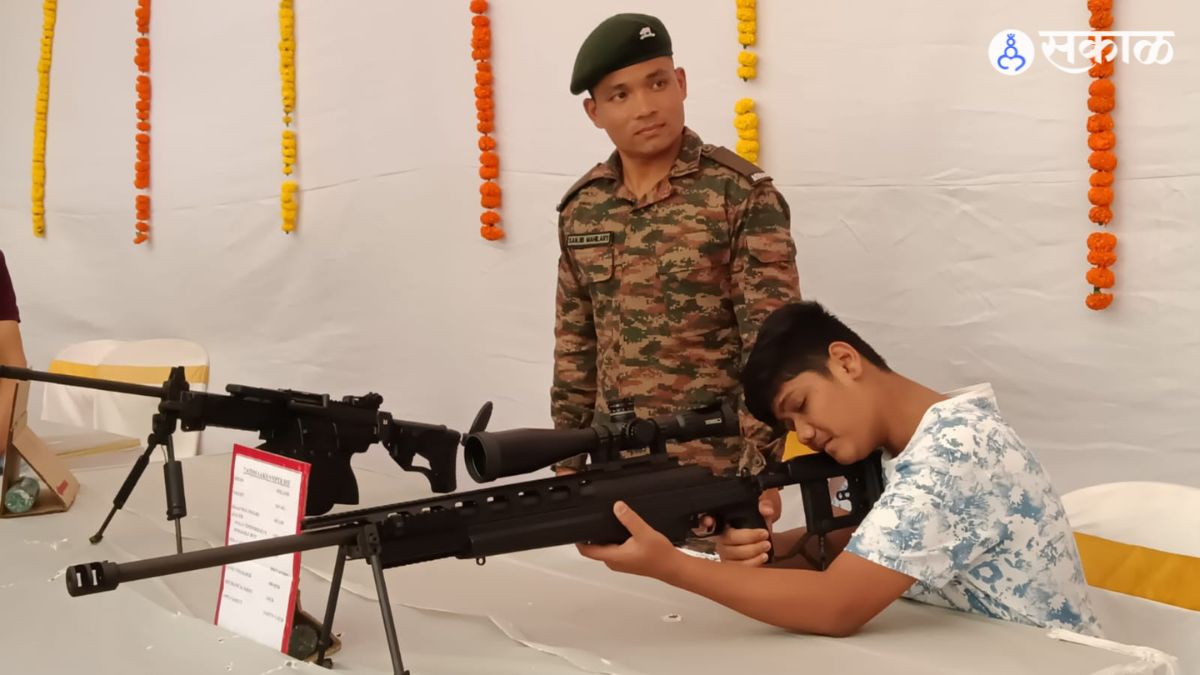 army day weapons exhibition army war student officials others visited navi mumbai