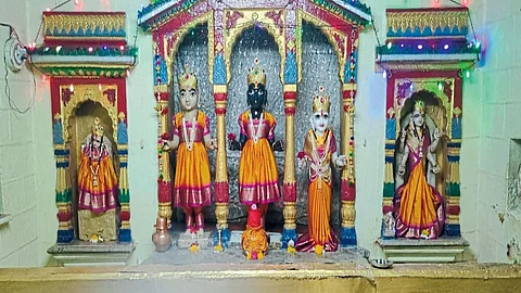 Ram Mandir : लाकडी खांबावर उभे असलेले कारंजातील कालाराम मंदिर