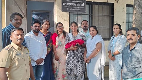 Ulhasnagar News : सौचालयाच्या भांड्यातील चिमुकली बालकल्याण समितीच्या ताब्यात; जीवदान देणाऱ्यांचा सन्मान