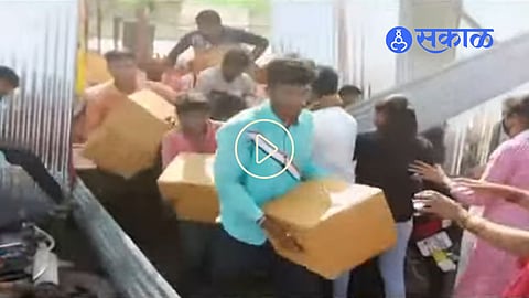 Devendra Fadnavis: फडणवीसांचं भाषण सुरु असतानाच लाभार्थांचा राडा; शेकडो लोकांनी पळवले आरोग्य कीट